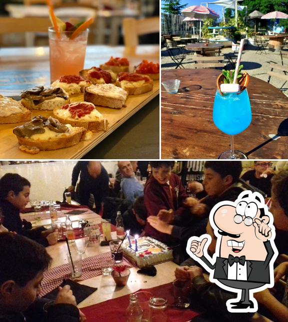 La interni e tavolo da pranzo del ristorante