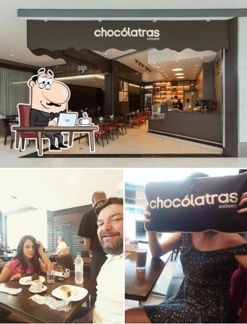 Sente em uma das mesas no Chocólatras Anônimos