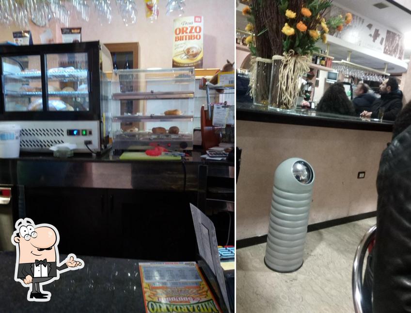Siediti a un tavolo di Bar Araba Fenice