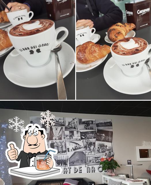 Dai un’occhiata alla foto che raffigura la bevanda e interni di El bar dei gnari