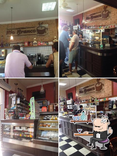 O interior do Cafeteria Rio Branco