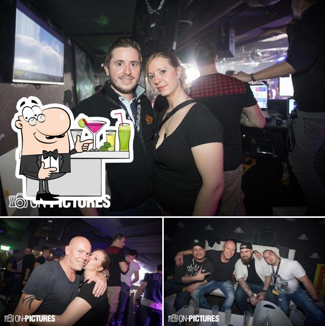 Questa è la foto che mostra la bancone da bar e interni di Mad Wallstreet