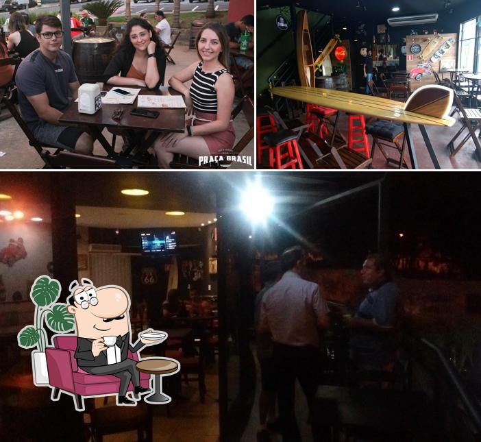 Sente em uma das mesas no Praça Brasil Gourmet