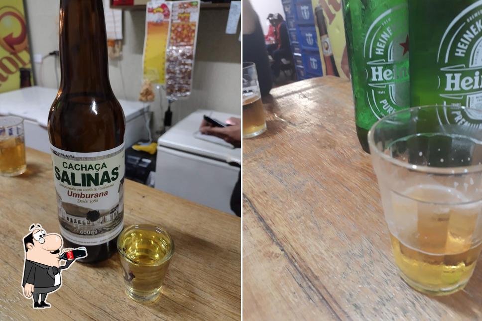 Tome uma bebida do menu