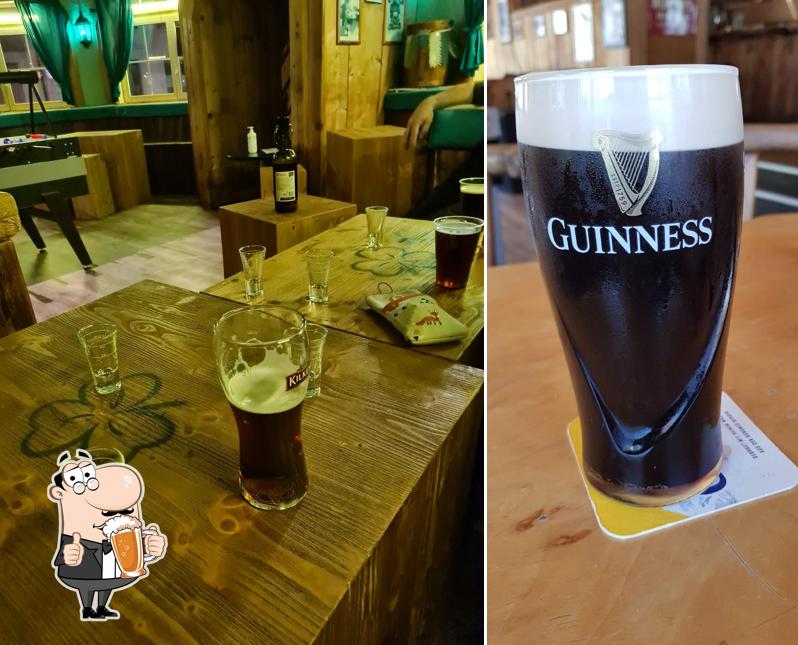 Puoi ordinare un rinfrescante bicchiere di birra chiara o scura