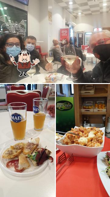 Dai un’occhiata alla foto che presenta la cibo e bancone da bar di Bar Caffe' Colorado