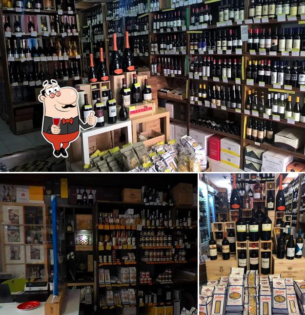Ordina un bicchiere di vino a Enoteca Acquazzurra Di Busonero Mauro