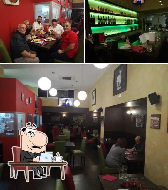 Gli interni di Revenge pub e grill