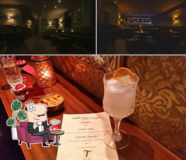 Questa è la immagine che raffigura la interni e vino di Tales Bar