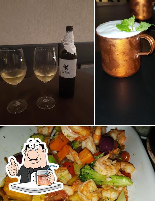 Esta é a ilustração mostrando bebida e cidadãos no Maré Restaurante, Bar e Eventos
