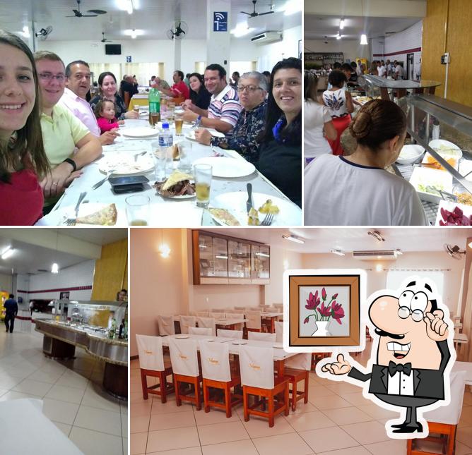 Sente em uma das mesas no Churrascaria Viapiana