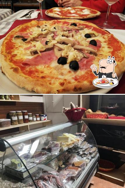 Scegli una pizza a La Locanda trattoria albergo con locanda