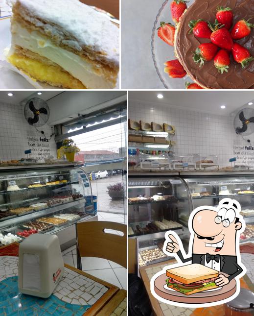 Escolha um sanduíche no Mel Prazer Doceria & Café