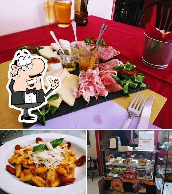 Tra le varie cose da Bar Lancia Ristoro Torino si possono trovare la interni e cibo