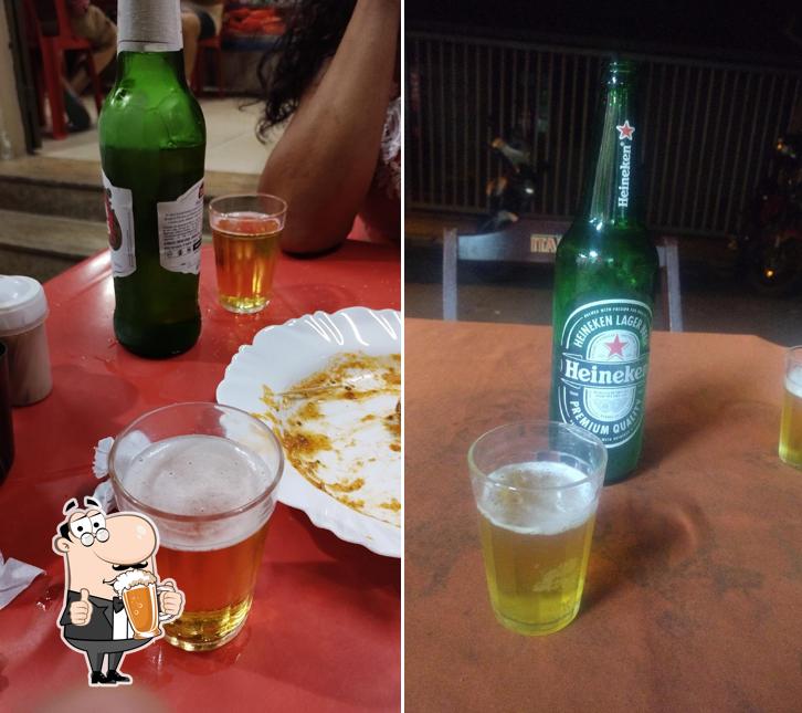 Desfute um copo de cerveja leve ou escura