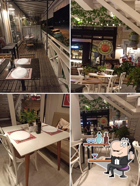 Sente em uma das mesas no Pizzaria Suprema