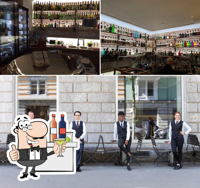 4 Tiere si caratterizza per la bancone da bar e interni