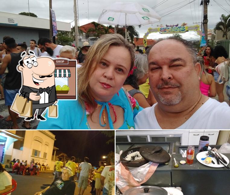 Confira a foto mostrando exterior e comida no Bar Do Tadao