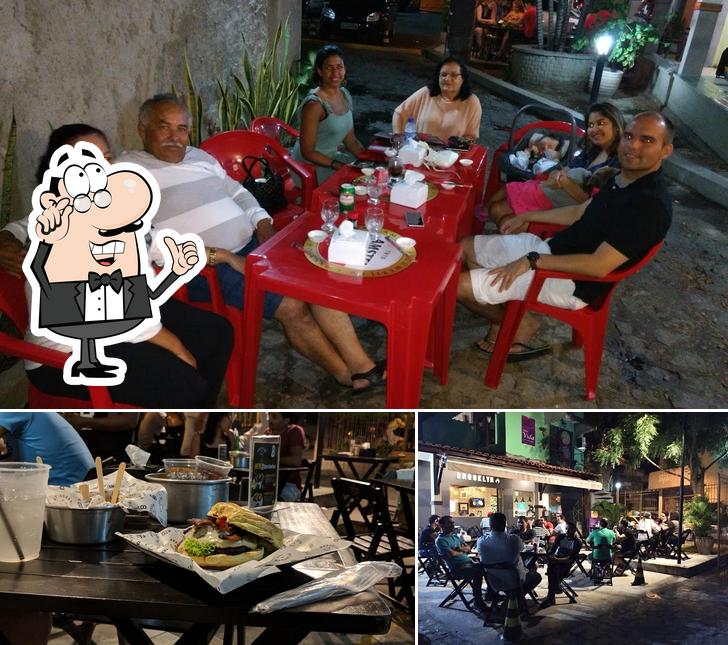 Sente em uma das mesas no Brooklyn Burger
