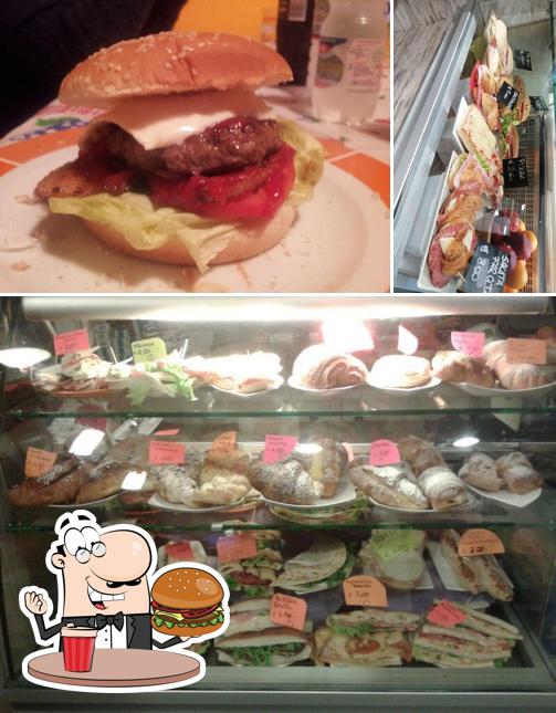 Ordina un hamburger a La piccola caffetteria