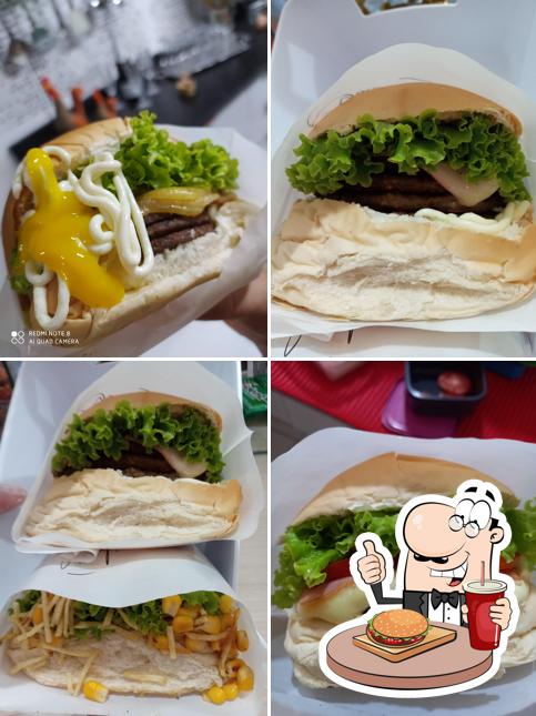 Deguste um dos hambúrgueres oferecidos no Casa do Lanche
