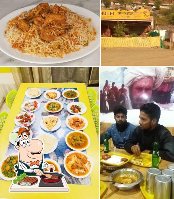 Try out meat dishes at Afghan Hotel