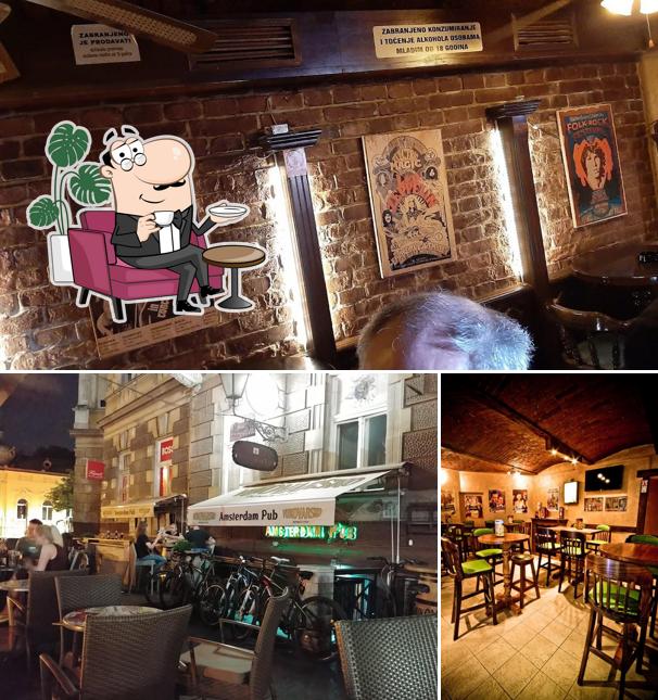 Siediti a un tavolo di Amsterdam Pub