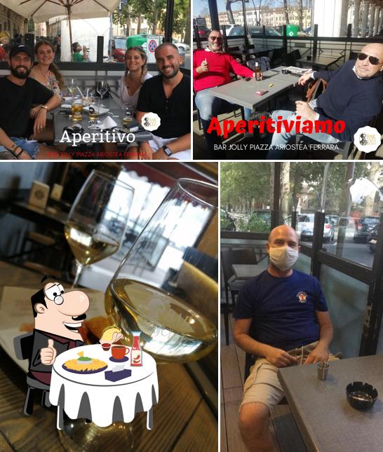 Prenditi un hamburger a Jolly Bar Coffee & Wine