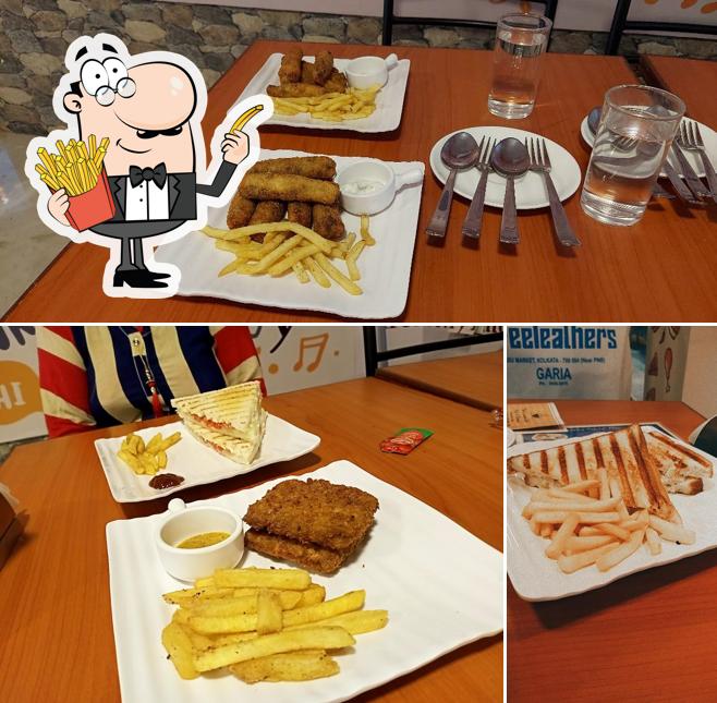 Taste French-fried potatoes at Lounge cafe and restaurant