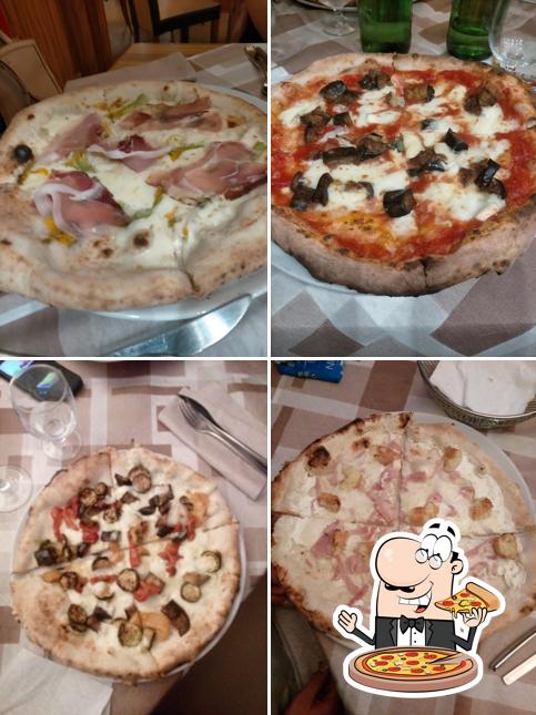 A Ristorante "Marcello" S.A.S. di Bombace Marcello, puoi ordinare una bella pizza