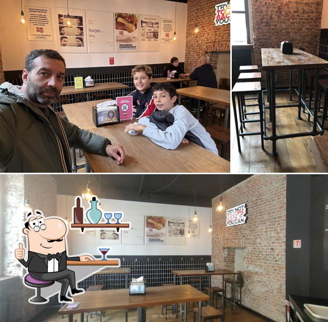 Siediti a un tavolo di Burgez