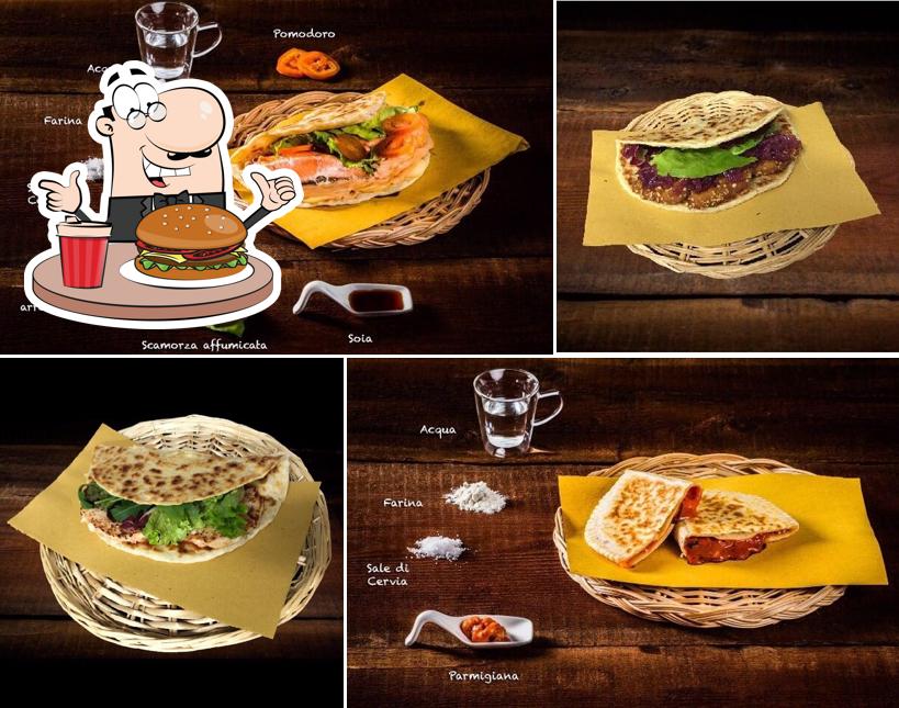 Prova uno dei tipi di hamburger serviti a Piadineria La Gradisca