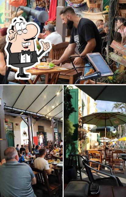 Sente em uma das mesas no Democrático Bar e Café