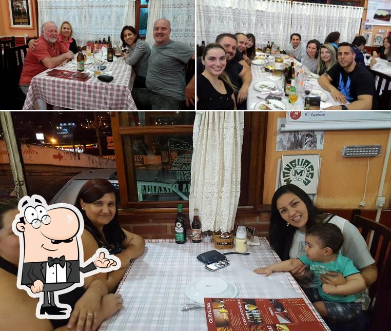 Sente em uma das mesas no Fornalenha Pizzaria