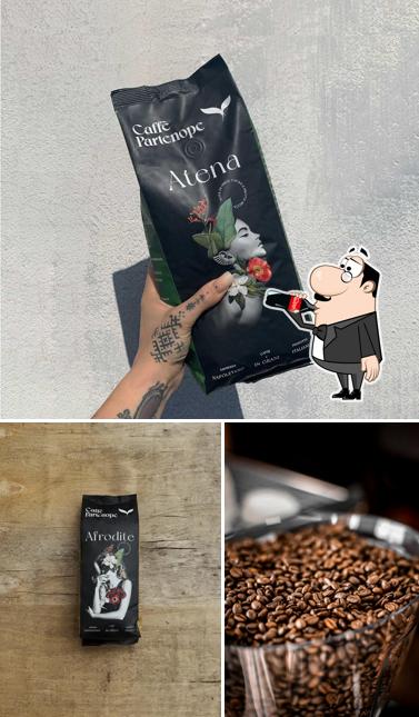Tra le varie cose da Caffè Partenope si possono trovare la bevanda e interni
