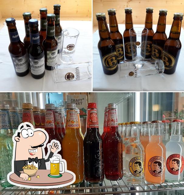 Puoi prenderti un rinfrescante bicchiere di birra chiara o scura