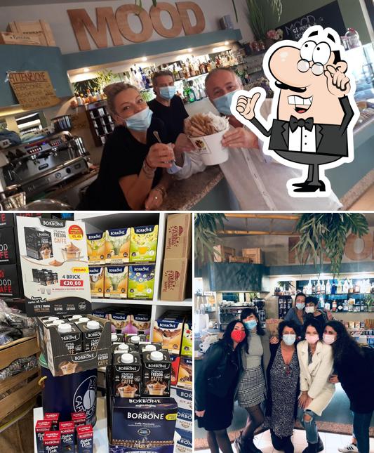La foto della interni e cibo di Mood Café