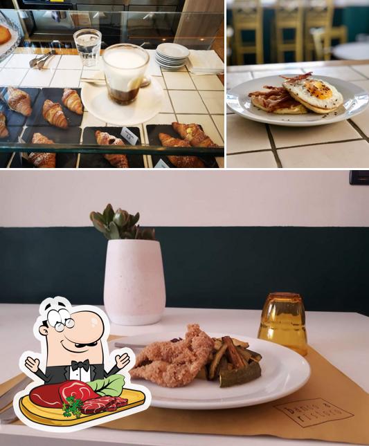 Ordina i un pasto a base di carne a banco a ristoro