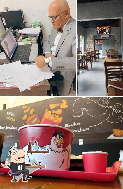 O Brutus Chicken se destaca pelo interior e quadro-negro