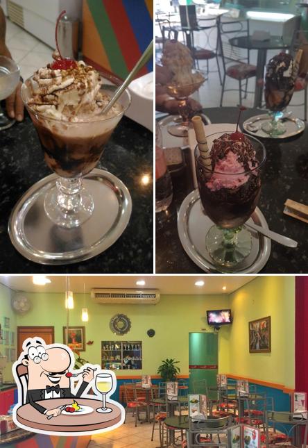 A imagem a Gelateria Café Venezia’s comida e interior