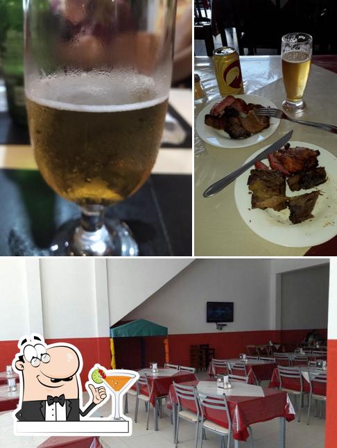 A bebida e interior do restaurante