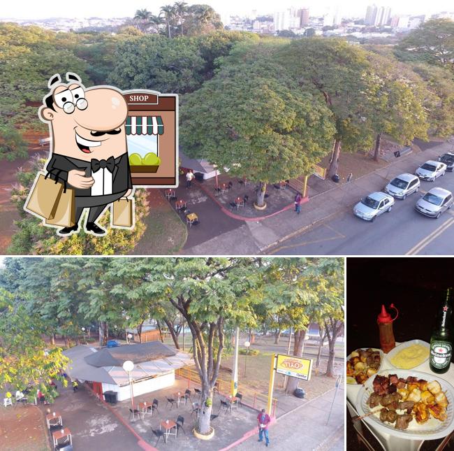 Dê uma olhada a foto mostrando exterior e comida no Espetinho do Tião