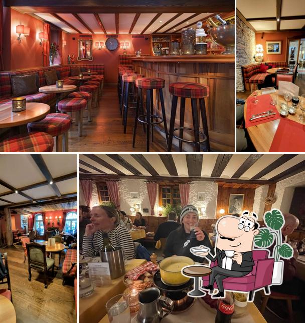 Découvrez l'intérieur de Edward's Bar - Café