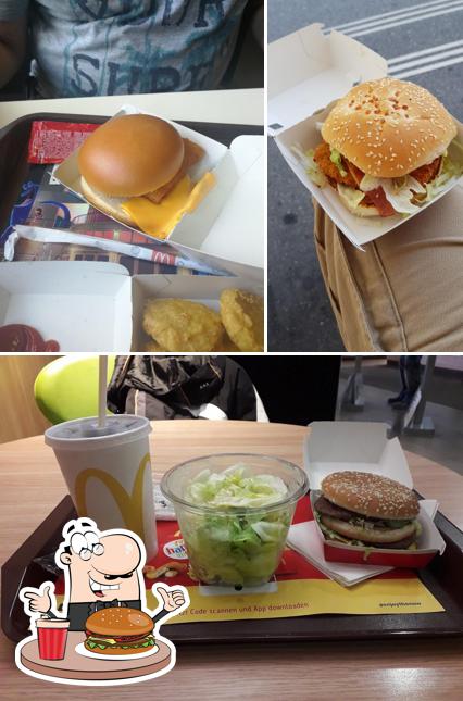 Ordina un hamburger a McDonald’s (Alexanderstrasse)