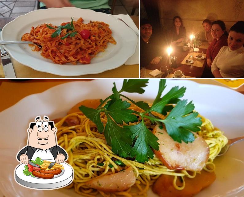 Tra le diverse cose da Rossini si possono trovare la cibo e tavolo da pranzo