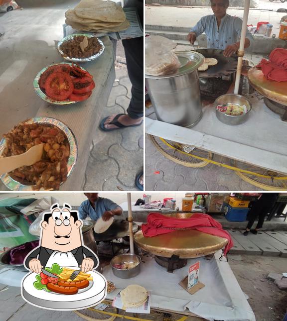 Food at Chole kulche wali Didi