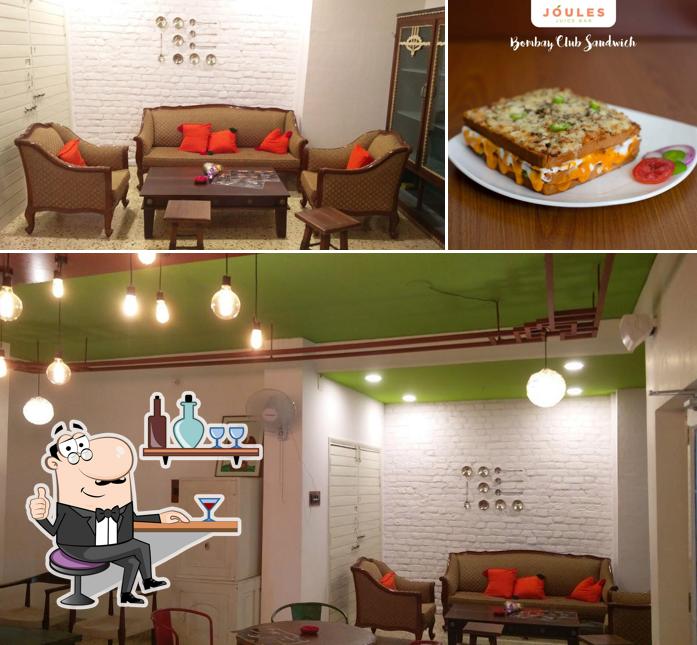 The image of PiBy 2 cafe’s interior and dining table