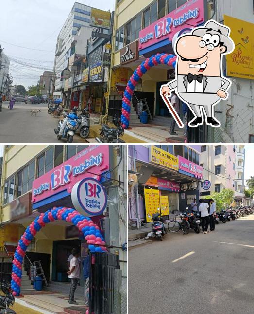 The exterior of Baskin Robbins