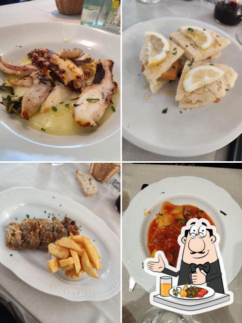 Cibo al Un Tavolino Sullo Stretto