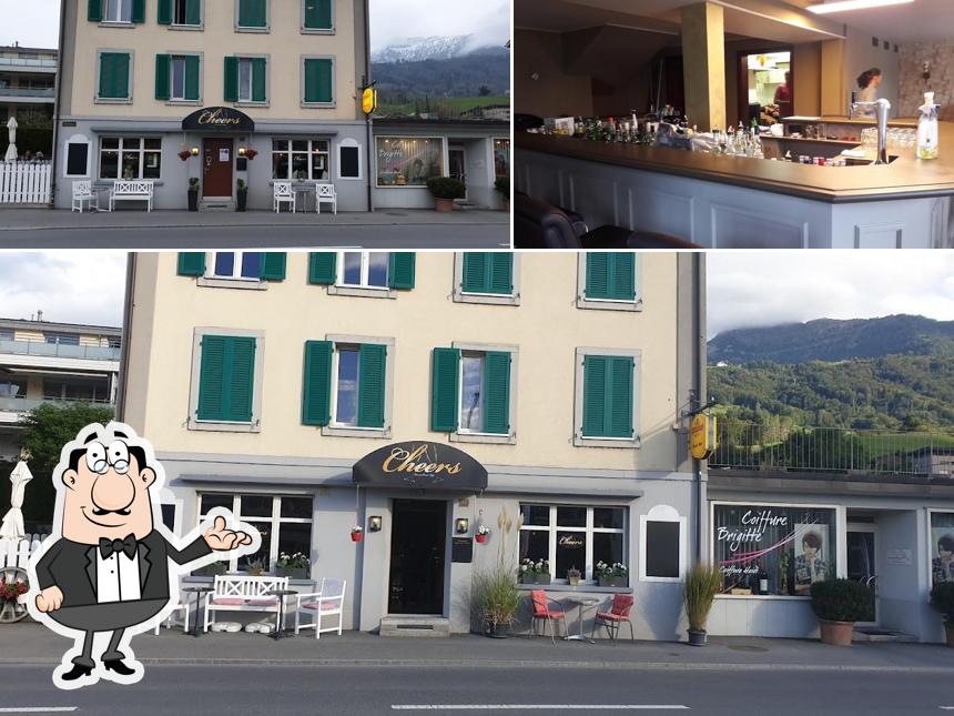 La interni e bancone da bar del ristorante